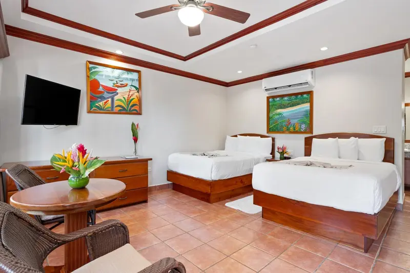 Une chambre lumineuse avec deux lits et une décoration florale.