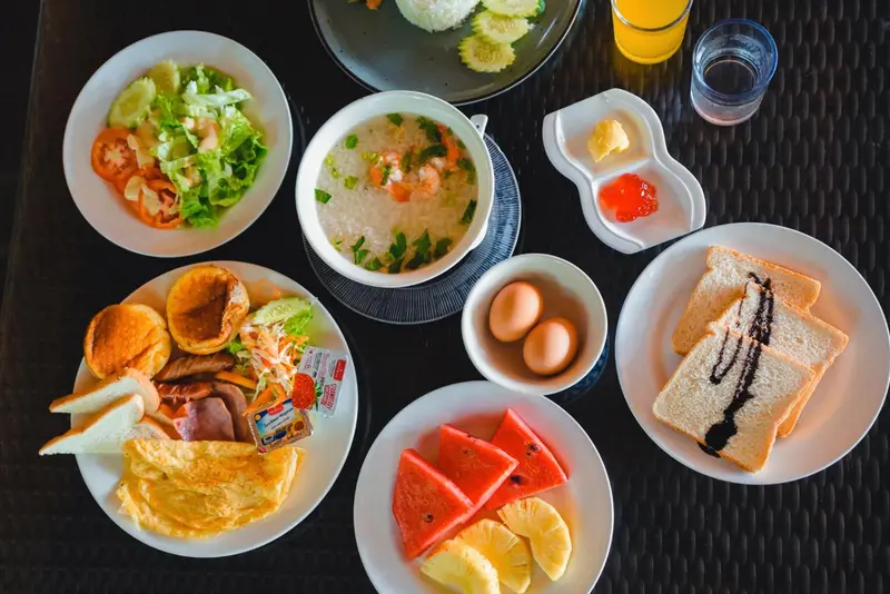 Un petit-déjeuner copieux est présenté sur une table sombre.