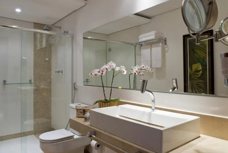 Une salle de bain moderne avec douche à l'italienne et lavabo.