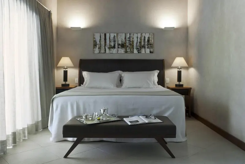 Une chambre lumineuse avec un grand lit et une décoration sobre.