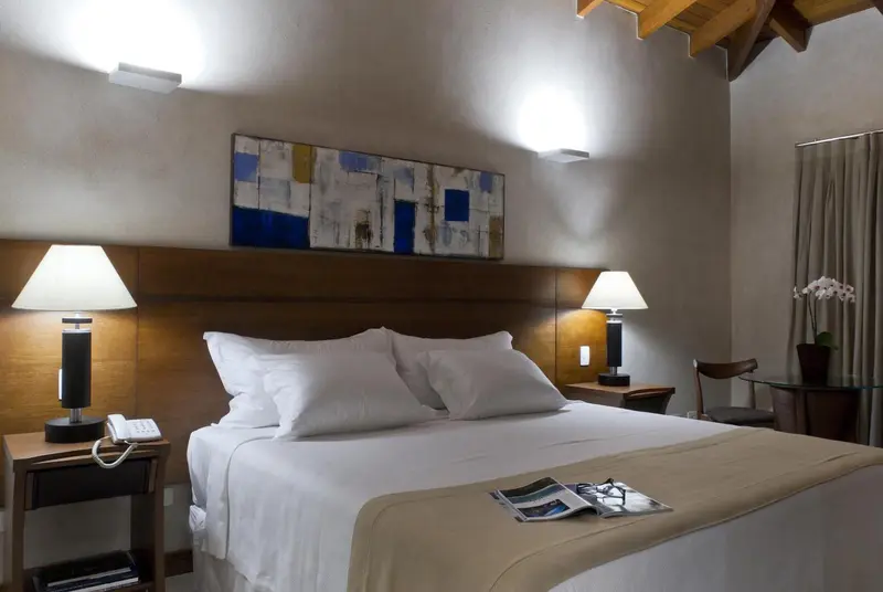 Une chambre d'hotel avec un grand lit et des lampes de chevet.
