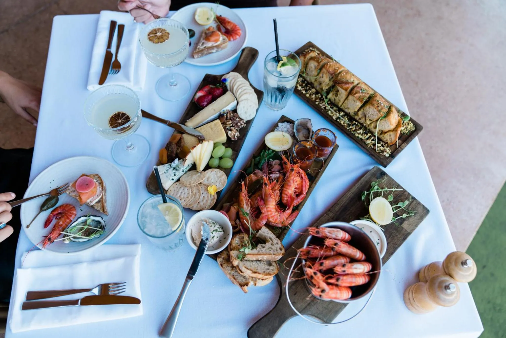 Une table dressée présente une variété de plats et de boissons.