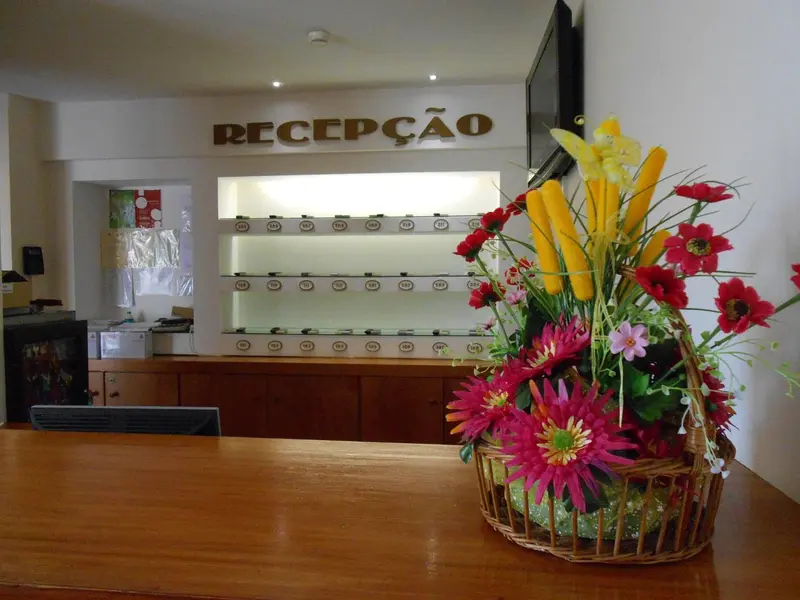 Un comptoir d'accueil avec un arrangement floral coloré.