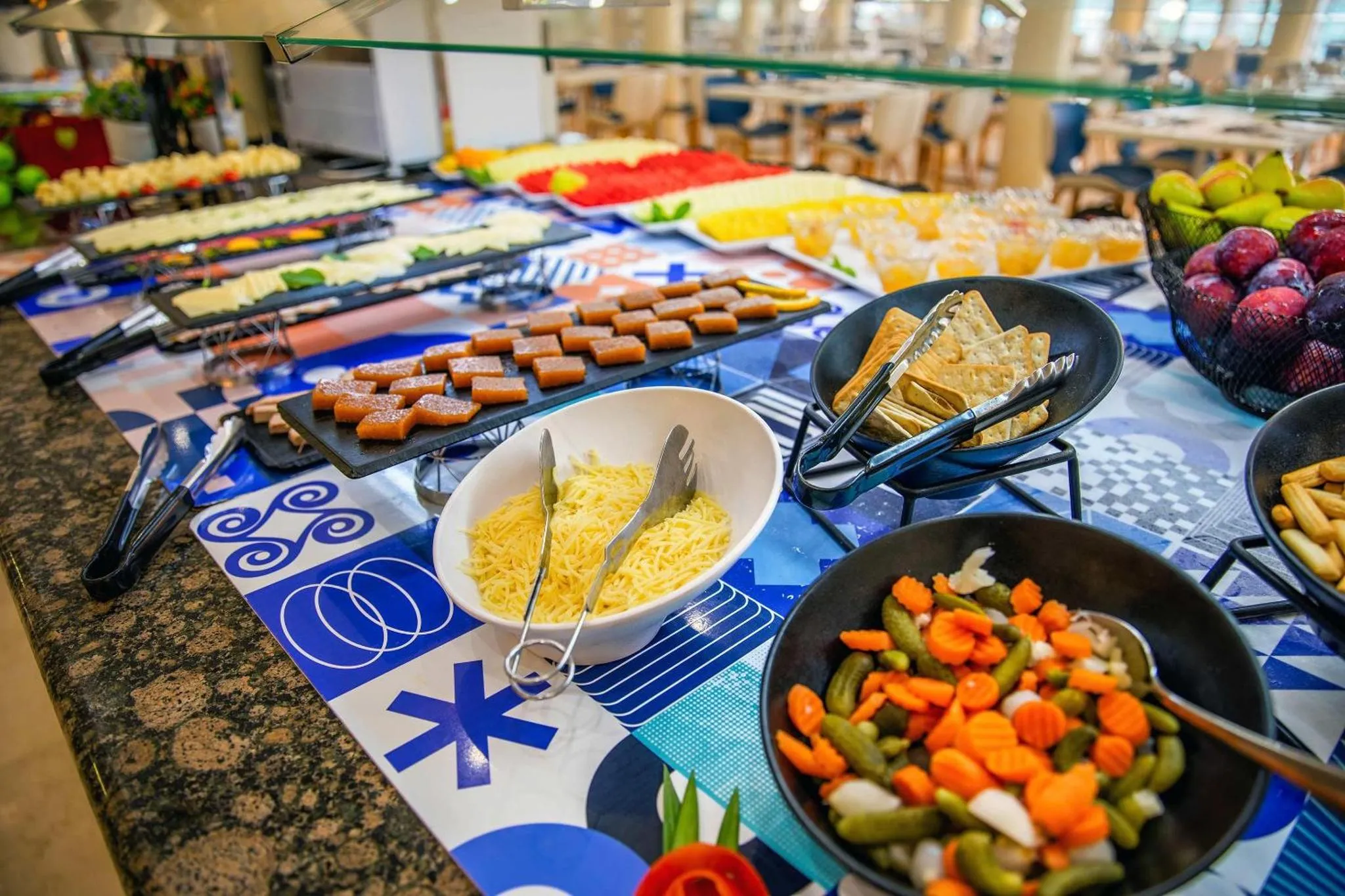 Un buffet propose une grande variété de plats et de fruits frais.