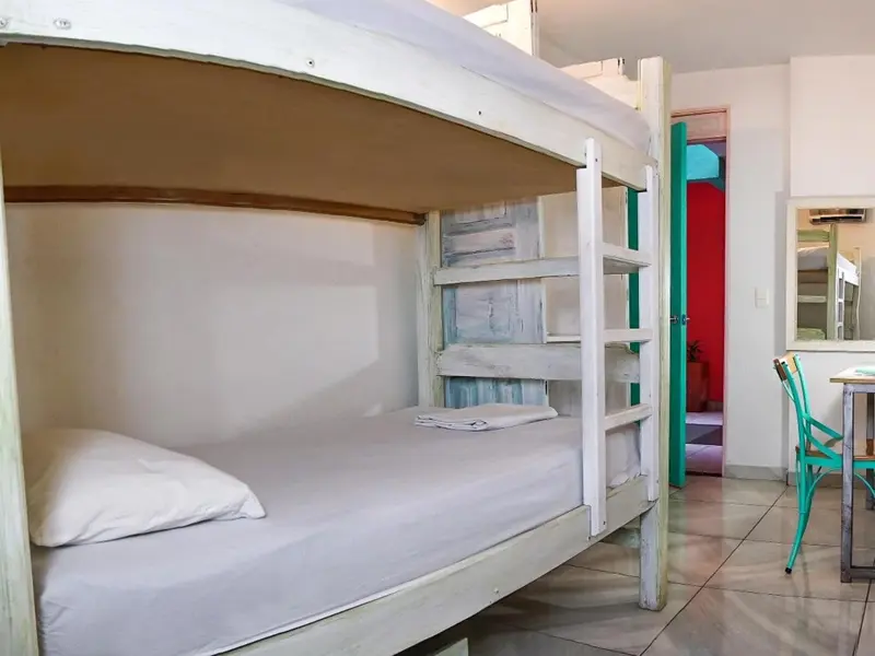 Lit superposé dans une chambre lumineuse et minimaliste.