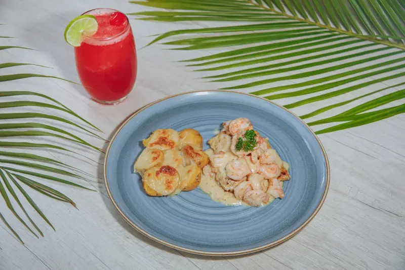 Assiette de fruits de mer et de pommes de terre gratinées sur une table.