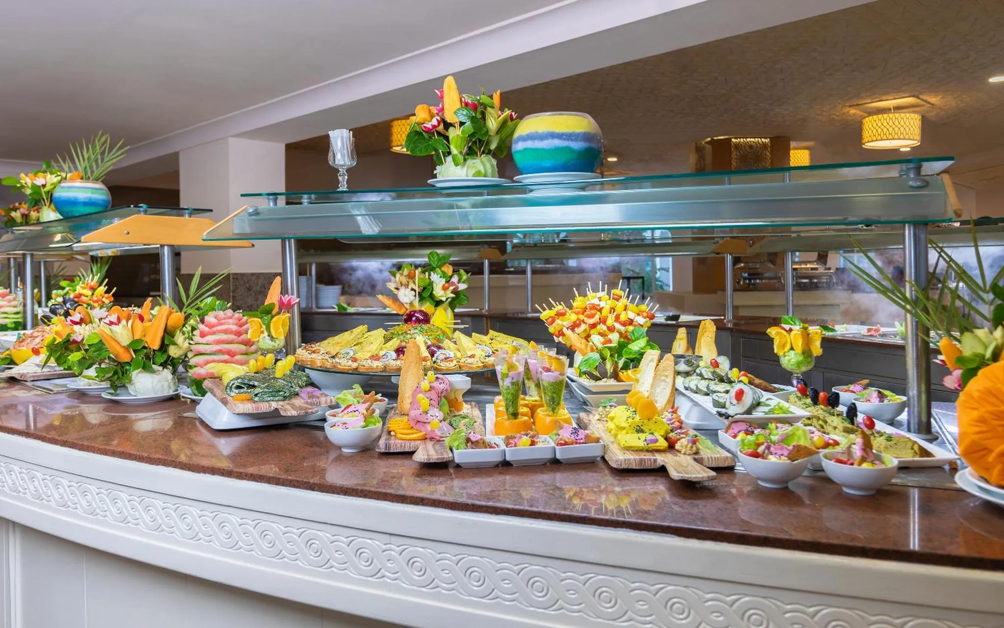 Un buffet propose une grande variété de plats colorés et de salades.
