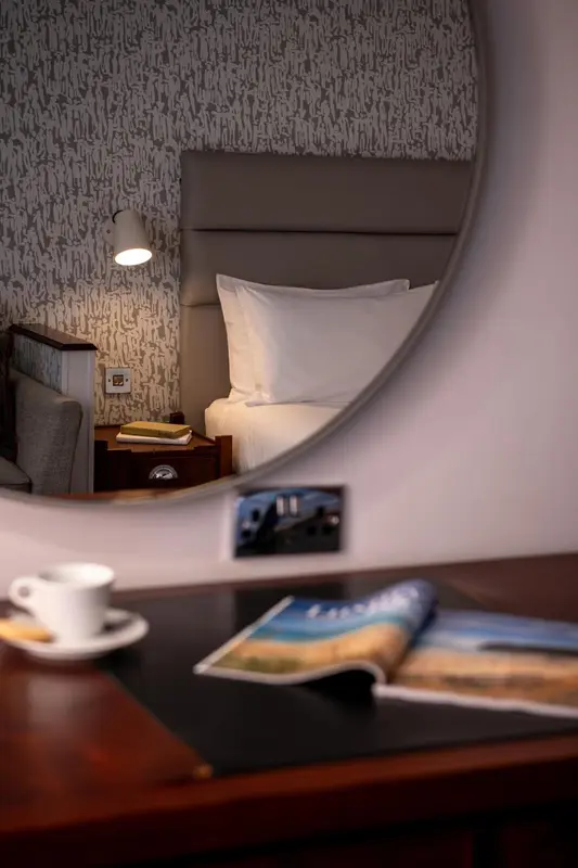 Une chambre avec un lit et une table de chevet.
