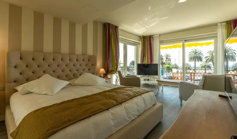 Une chambre lumineuse avec un grand lit et une vue sur la mer.
