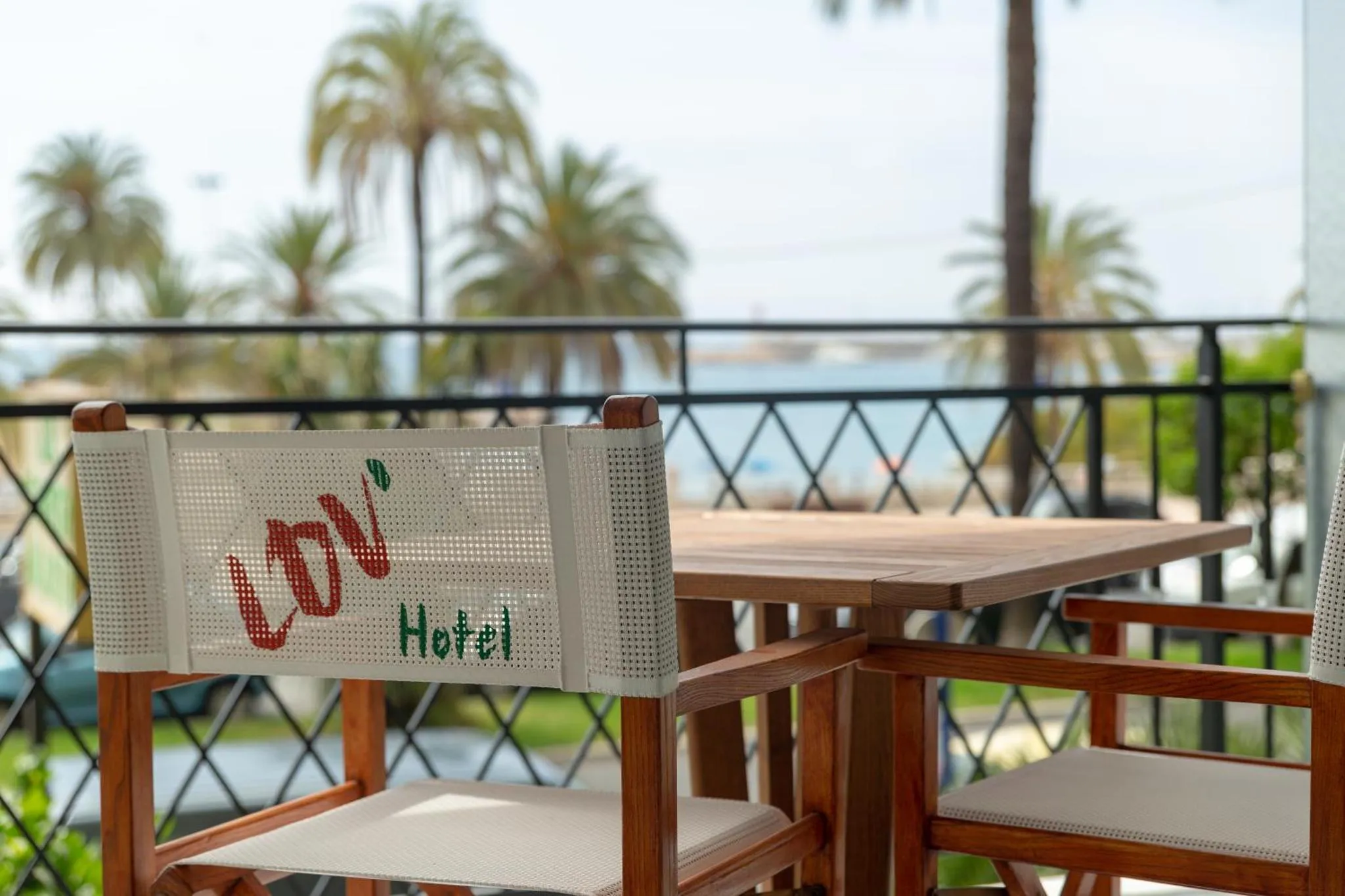 Terrasse avec mobilier en bois et vue sur la mer.