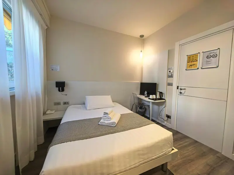 Chambre simple avec un lit et un bureau.