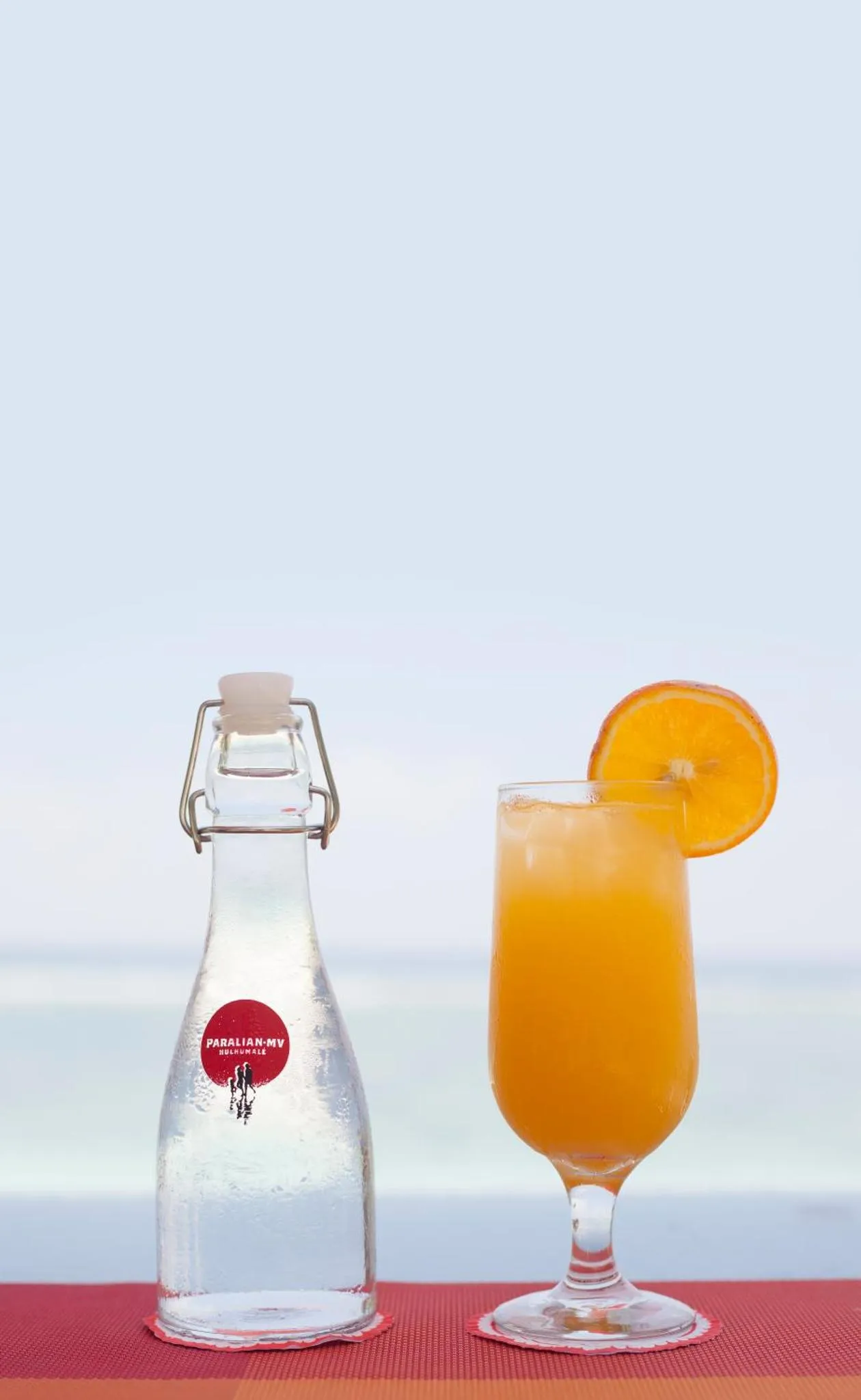 Deux boissons fraîches sur une table avec vue sur la mer.