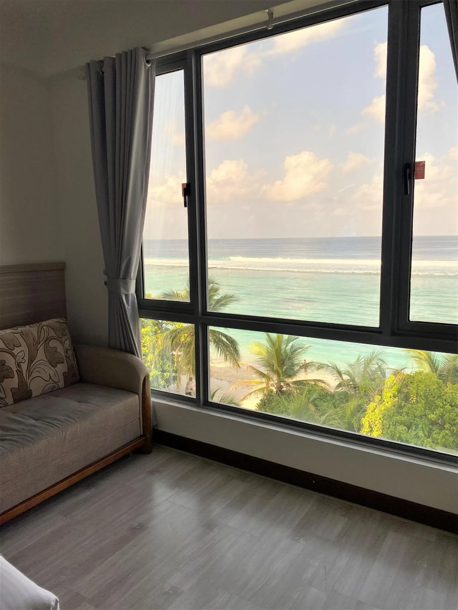 Vue sur la mer depuis un espace de détente intérieur.
