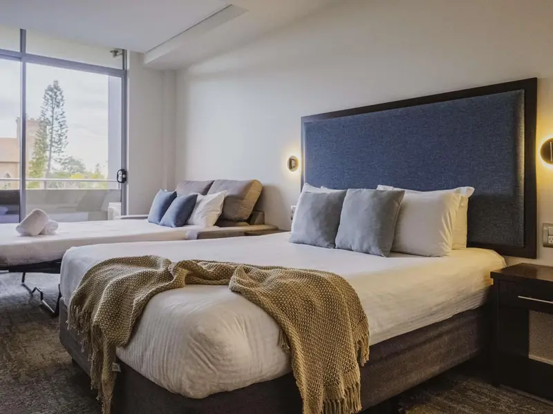 Une chambre d'hotel avec un grand lit et un espace détente.