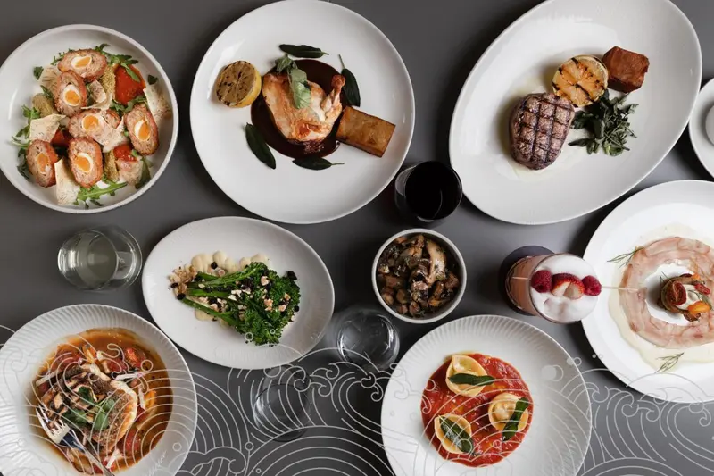 Assiettes de plats variés disposées sur une table.