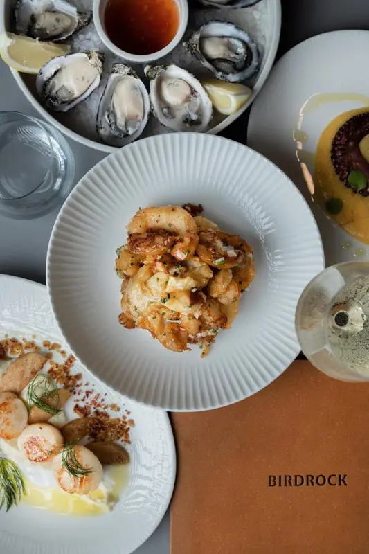 Assiettes de fruits de mer variés présentés sur une table.