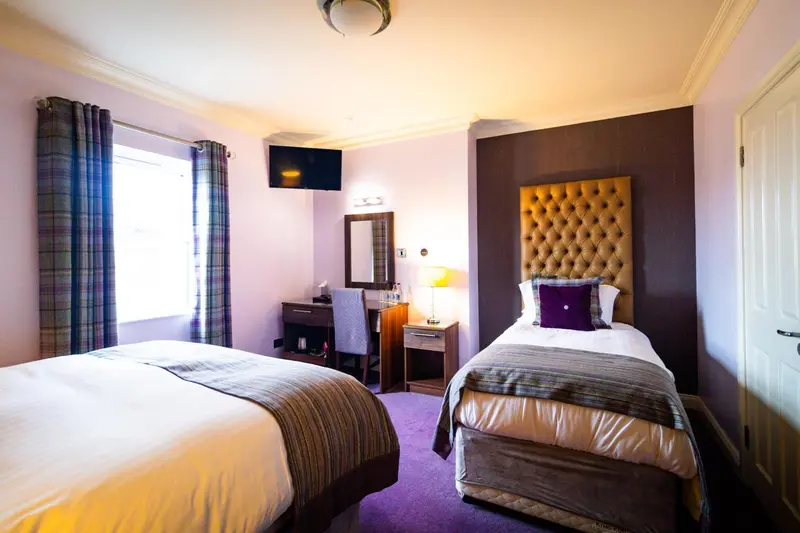 Une chambre avec deux lits simples et une décoration soignée.