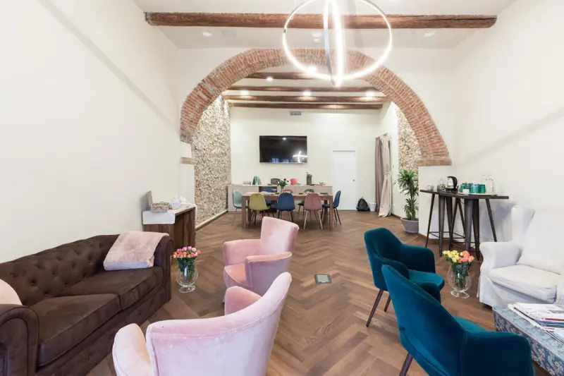 Espace de séjour lumineux avec canapés et table à manger.