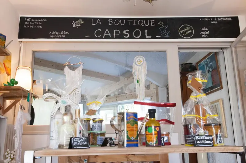 Une boutique propose des produits locaux et artisanaux sur un comptoir en bois.
