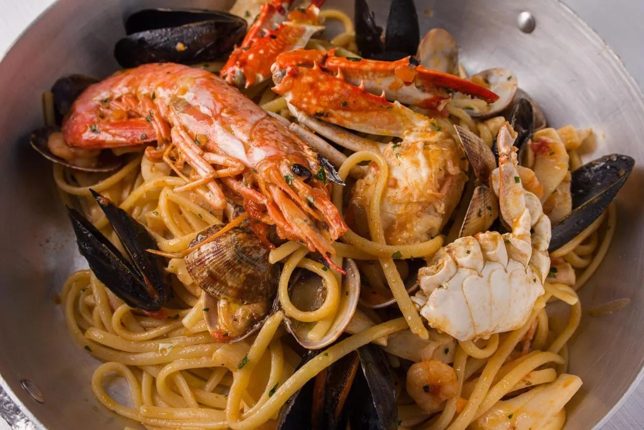 Assiette de spaghetti aux fruits de mer variés.