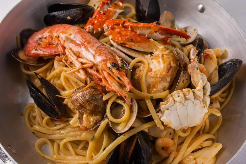 Assiette de spaghetti aux fruits de mer variés.
