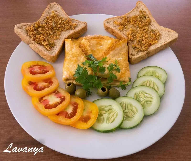 Assiette garnie de toasts, de pâtisseries, de tomates, de concombres et d'olives.