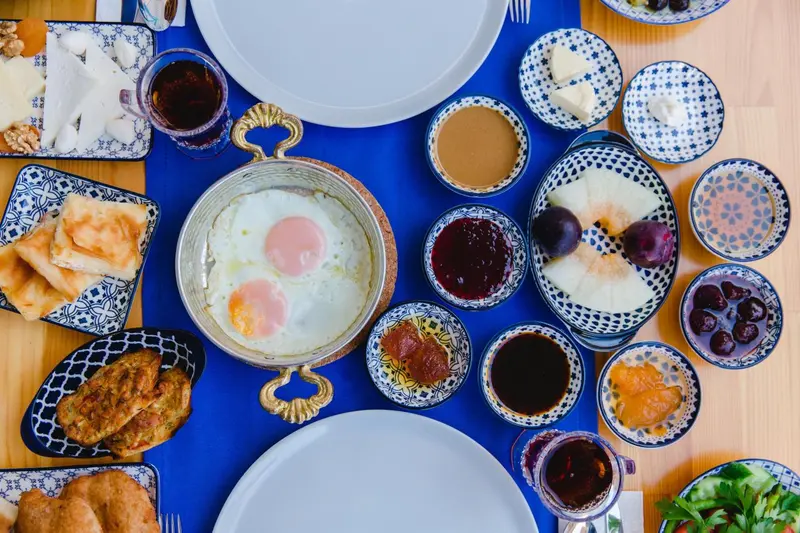 Une table dressée avec une variété de plats pour le petit-déjeuner.