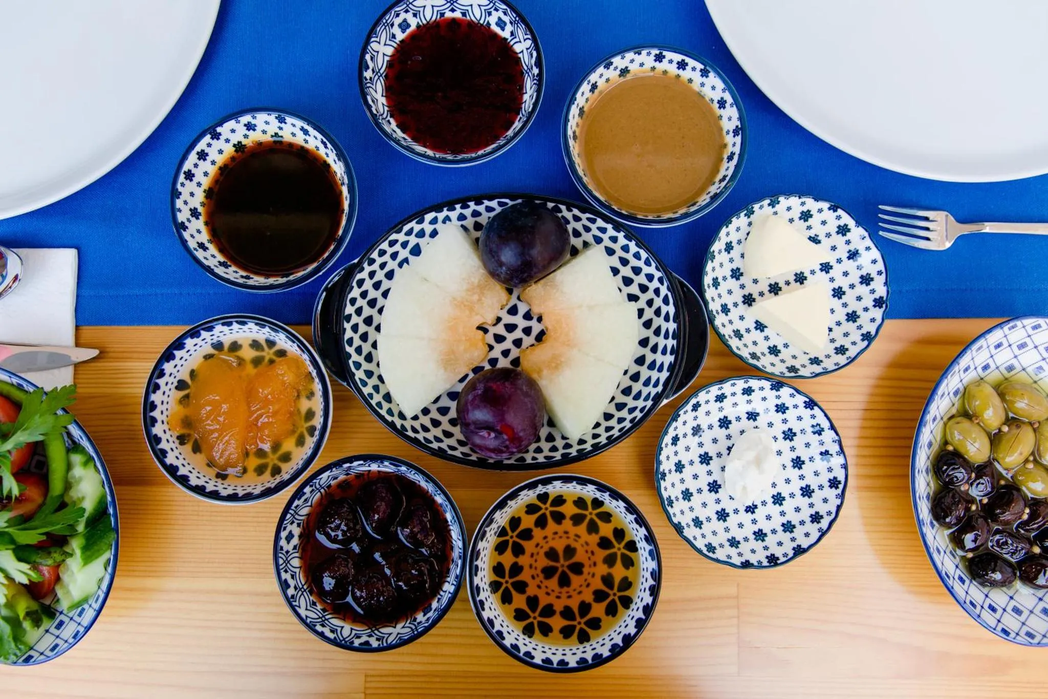 Assortiment de plats servis sur une table en bois.