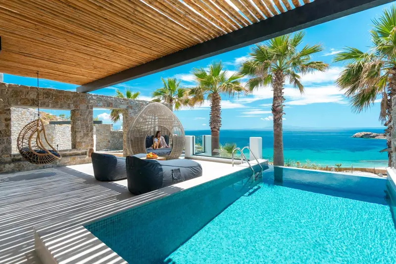 Terrasse avec piscine et vue sur la mer.