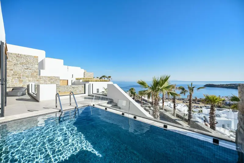 Une piscine à débordement offre une vue dégagée sur la mer et le paysage environnant.