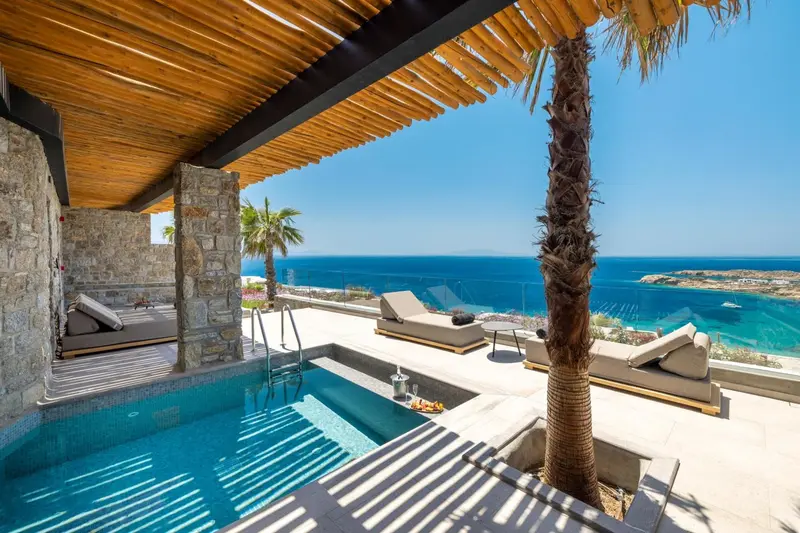 Terrasse avec piscine et vue sur la mer.