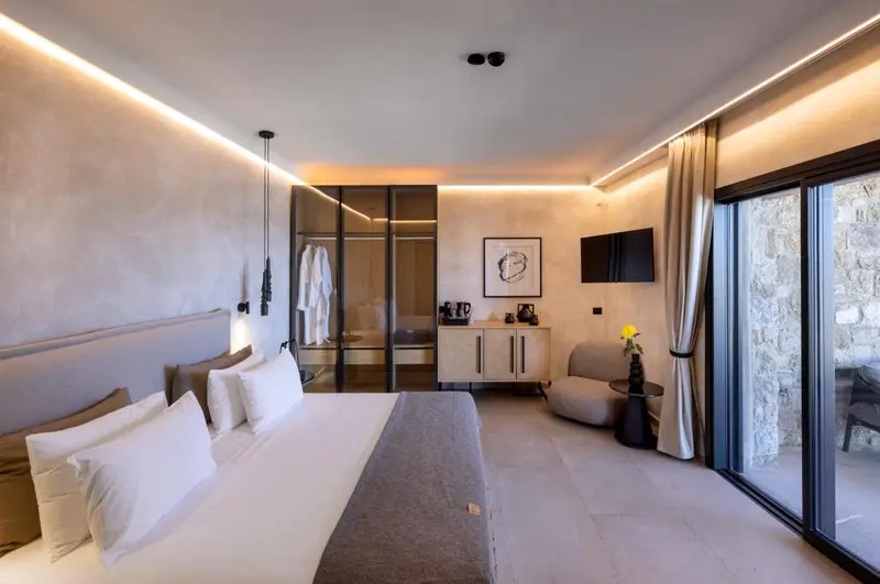 Une chambre moderne avec un grand lit et un éclairage d'ambiance.