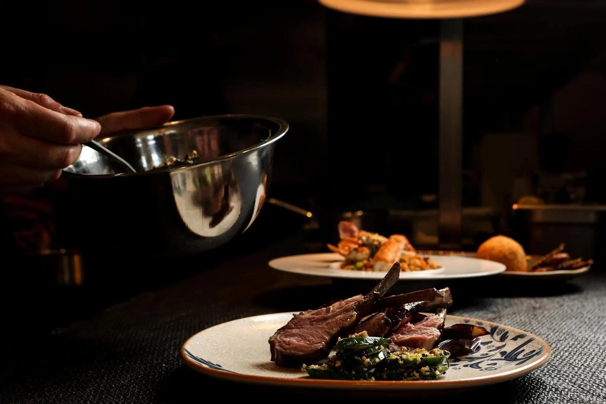 Une assiette de viande grillée est présentée avec des accompagnements.
