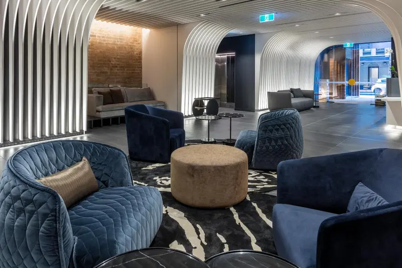 Un espace de détente intérieur avec des fauteuils et des canapés confortables.