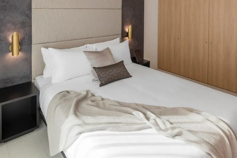 Un lit confortable est fait dans une chambre moderne et lumineuse.