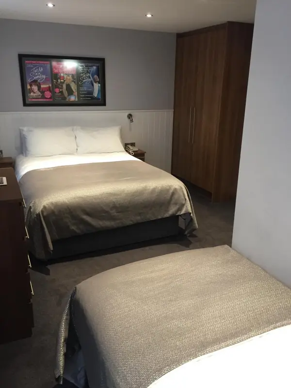 Une chambre avec un lit double et un canapé convertible.