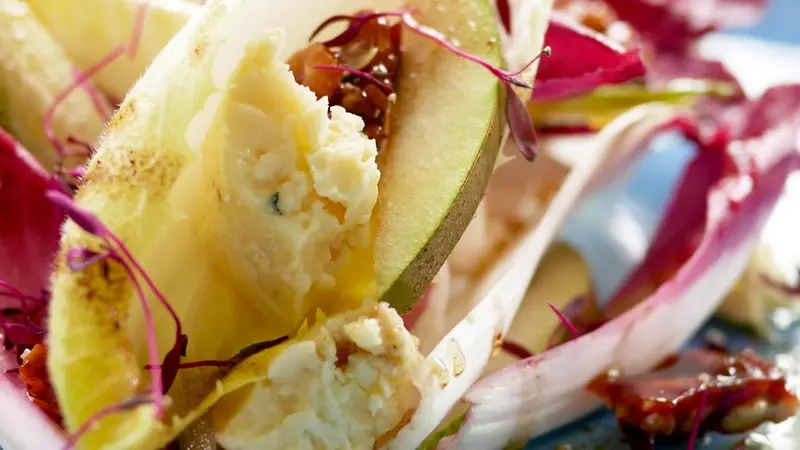Salade colorée à base d'avocat, de fromage frais et de feuilles rouges.