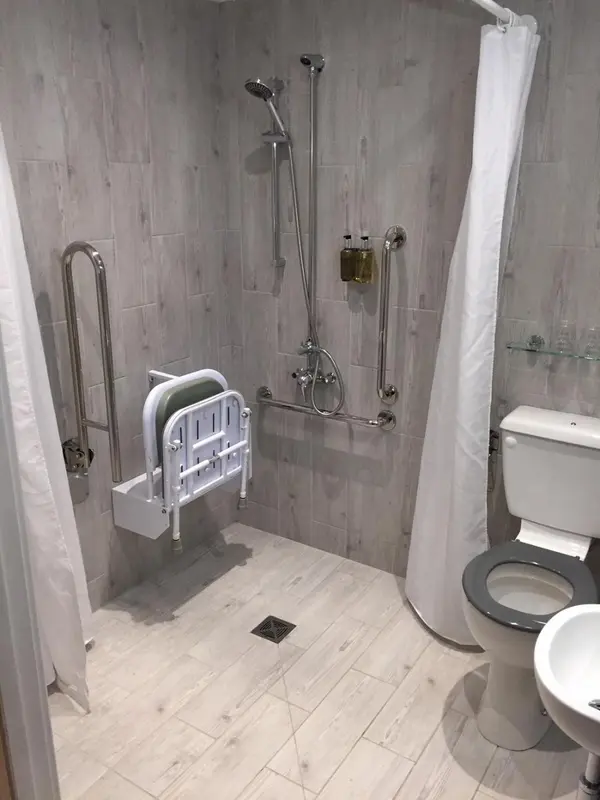 Une salle de bain claire avec douche et WC.