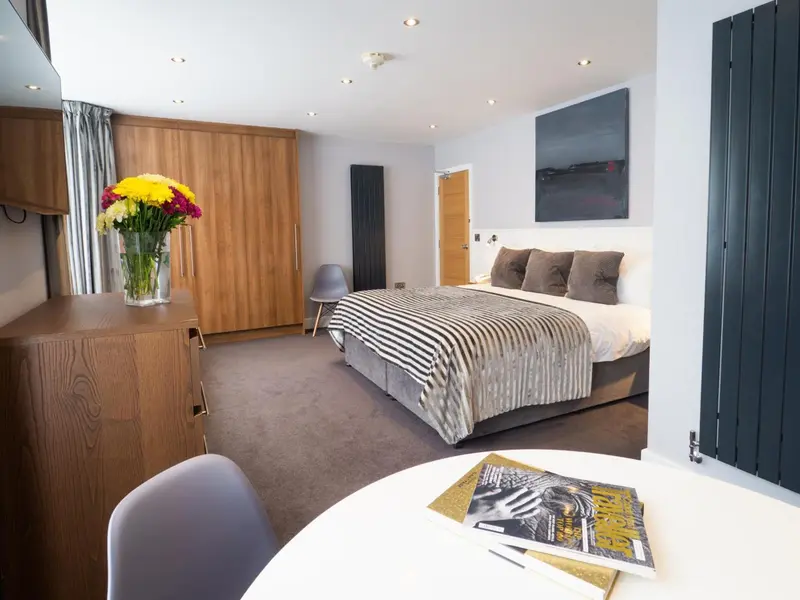 Une chambre moderne avec un lit et une table de chevet.