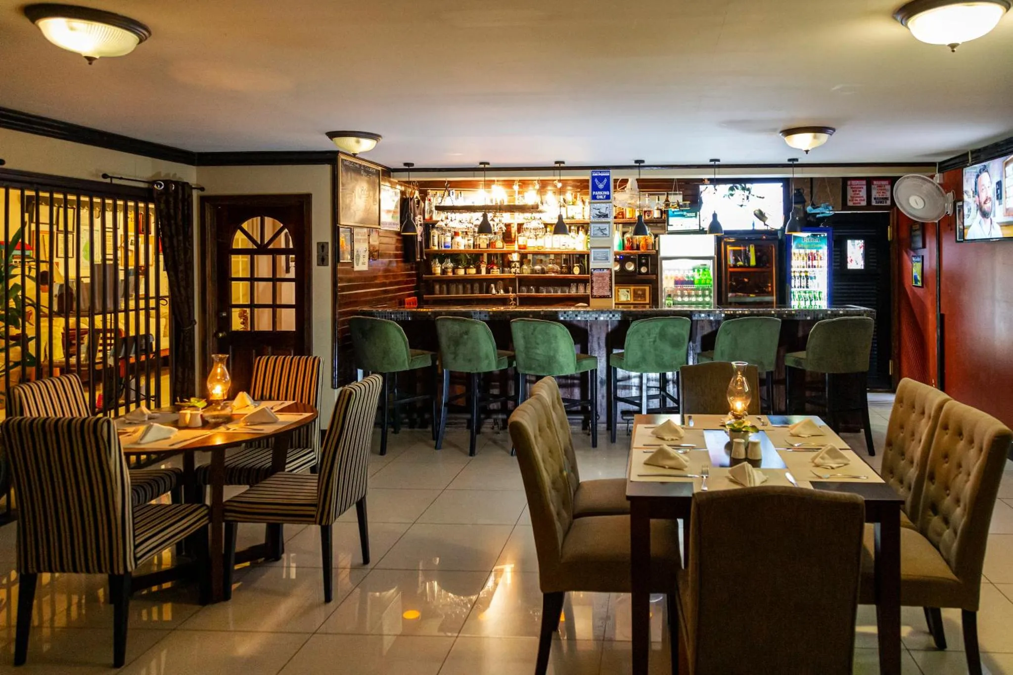 Une salle de restaurant avec un comptoir de bar et des tables.