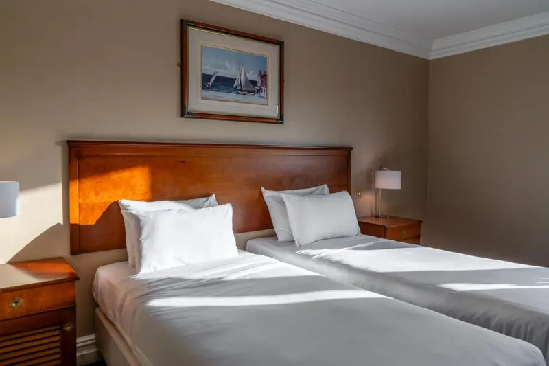 Une chambre lumineuse avec un grand lit et une décoration sobre.