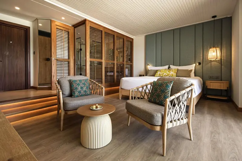 Espace de détente intérieur avec canapés et lit confortable.