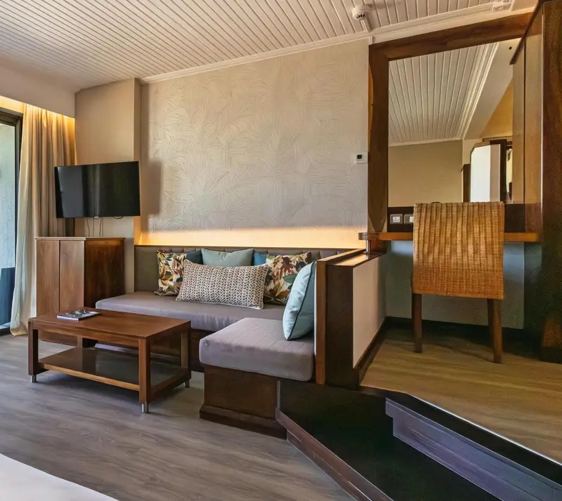 Un espace de séjour intérieur avec canapé, table basse et télévision.