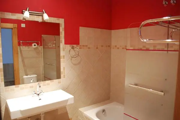 Une salle de bain claire avec une baignoire et un lavabo.
