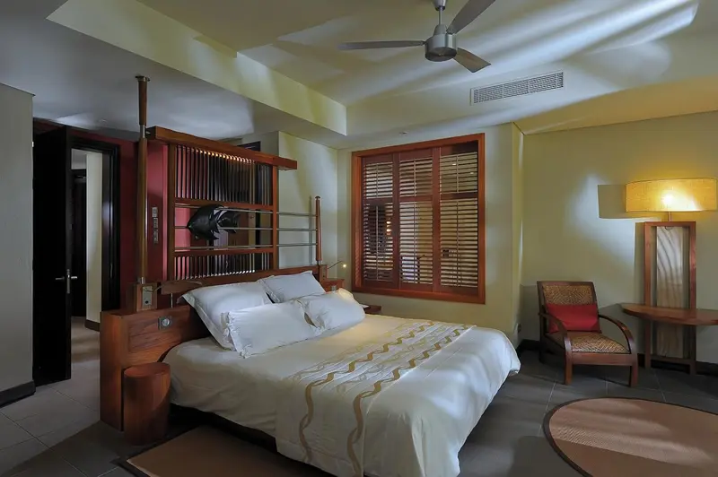 Une chambre lumineuse avec un grand lit et un mobilier en bois.