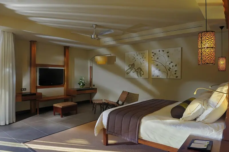 Une chambre lumineuse avec un lit confortable et un bureau.