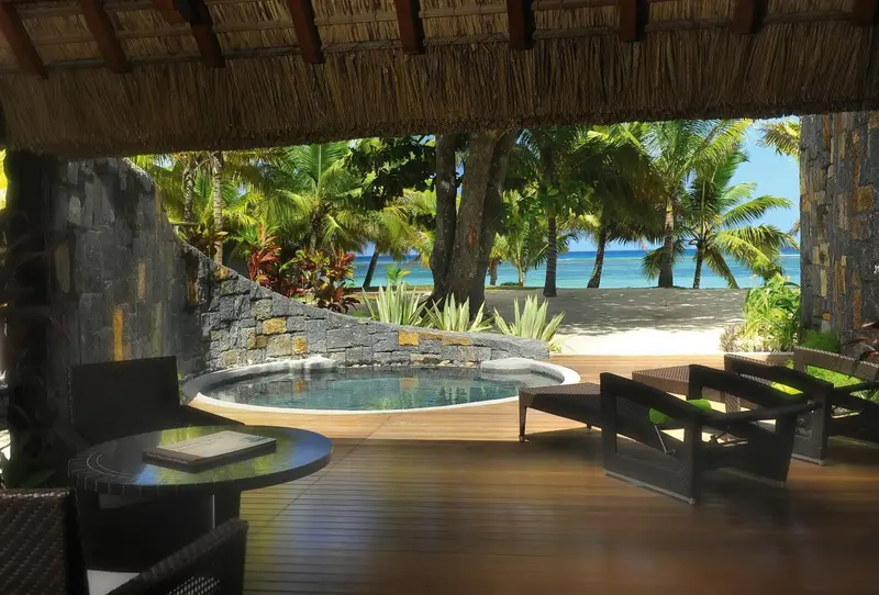 Terrasse avec jacuzzi et vue sur la plage.