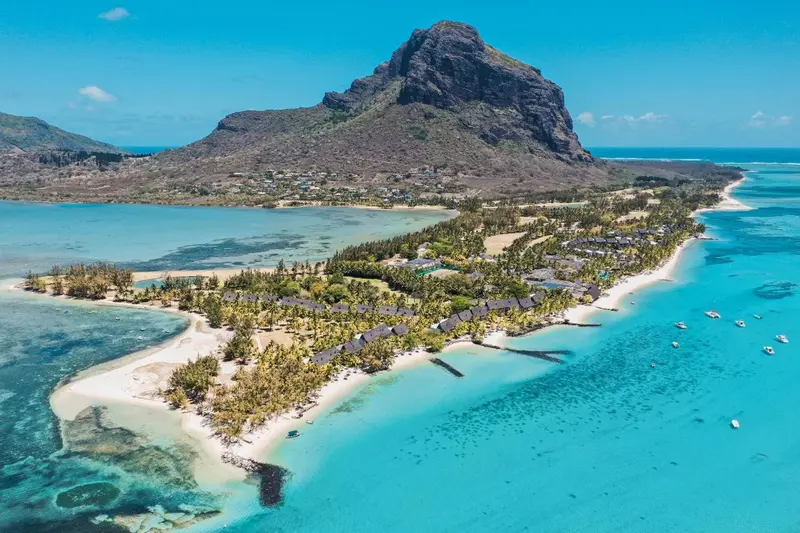 Vue aérienne d'une péninsule tropicale avec des bâtiments et une plage.