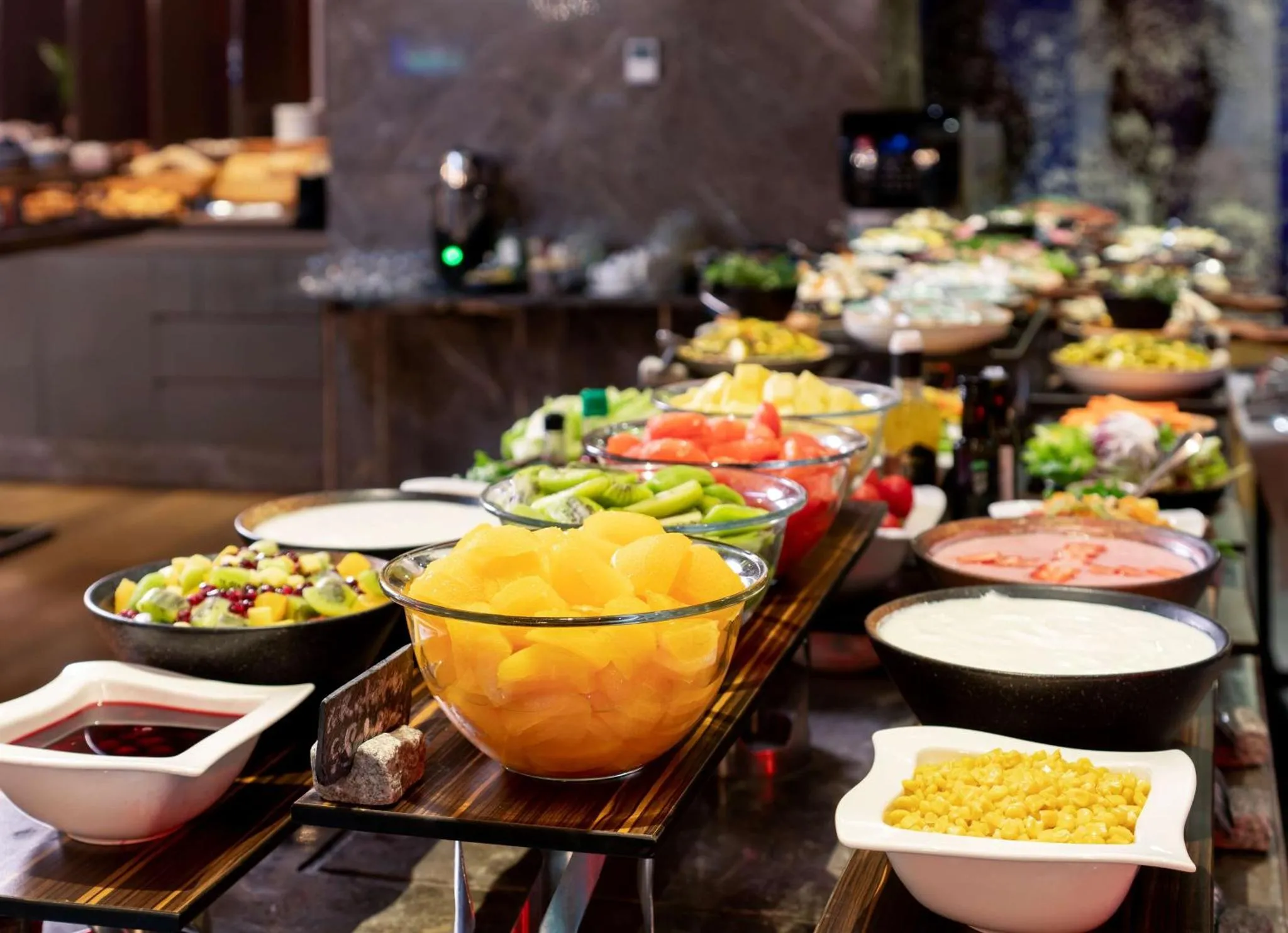Un buffet propose une grande variété de fruits, de céréales et d'accompagnements.