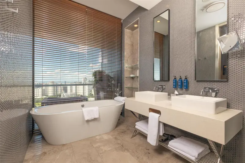 Une salle de bain moderne avec baignoire et double vasque.